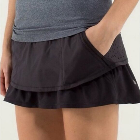 Lululemon In a Flash Multi-Layer Black Gray Laser Cut Ruffle Skirt Skort Size 4 - Picture 2 of 10